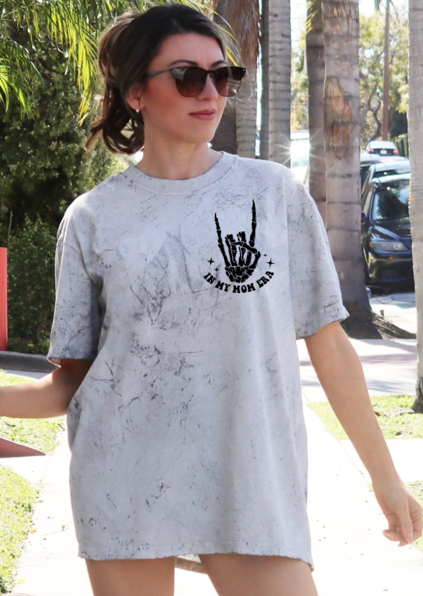 In my mom era  Graphic Tee(smoke)
